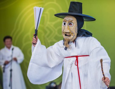 Andong, Kore - Ekim 01: traditinal Andong Güney Kore, Kore Maskdance üzerinde 01 Ekim 2018 gerçekleştirme aktörler, Maskdance Festivali Andong içinde her yıl düzenlenen