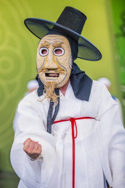 Andong, Kore - Ekim 01: traditinal Andong Güney Kore, Kore Maskdance üzerinde 01 Ekim 2018 gerçekleştirme aktör, Maskdance Festivali Andong içinde her yıl düzenlenen