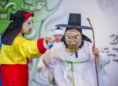 Andong, Kore - Ekim 01: traditinal Andong Güney Kore, Kore Maskdance üzerinde 01 Ekim 2018 gerçekleştirme aktörler, Maskdance Festivali Andong içinde her yıl düzenlenen