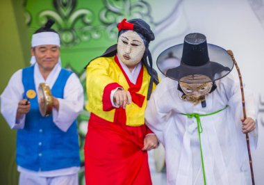 Andong, Kore - Ekim 01: traditinal Andong Güney Kore, Kore Maskdance üzerinde 01 Ekim 2018 gerçekleştirme aktörler, Maskdance Festivali Andong içinde her yıl düzenlenen