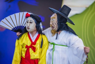 Andong, Kore - Ekim 01: traditinal Andong Güney Kore, Kore Maskdance üzerinde 01 Ekim 2018 gerçekleştirme aktörler, Maskdance Festivali Andong içinde her yıl düzenlenen