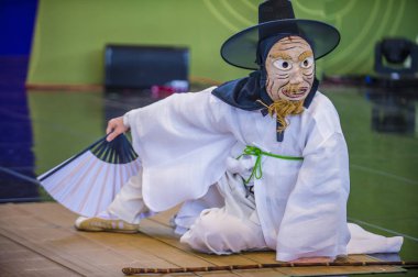 Andong, Kore - Ekim 01: traditinal Andong Güney Kore, Kore Maskdance üzerinde 01 Ekim 2018 gerçekleştirme aktör, Maskdance Festivali Andong içinde her yıl düzenlenen