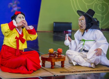 Andong, Kore - Ekim 01: traditinal Andong Güney Kore, Kore Maskdance üzerinde 01 Ekim 2018 gerçekleştirme aktörler, Maskdance Festivali Andong içinde her yıl düzenlenen