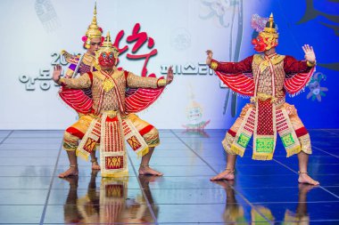 Andong, Kore - Ekim 01: maske dans festivali traditinal Tay Khon dansta Andong Güney Kore'de üzerinde 01 Ekim 2018 gerçekleştirme Tay dansçılar 