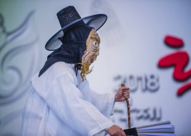 Andong, Kore - Ekim 01: traditinal Andong Güney Kore, Kore Maskdance üzerinde 01 Ekim 2018 gerçekleştirme aktör, Maskdance Festivali Andong içinde her yıl düzenlenen