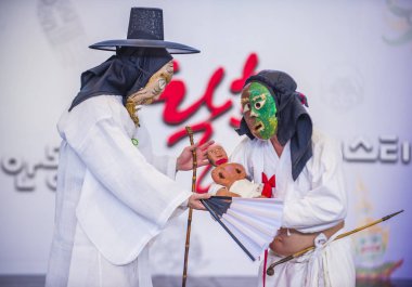 Andong, Kore - Ekim 01: traditinal Andong Güney Kore, Kore Maskdance üzerinde 01 Ekim 2018 gerçekleştirme aktörler, Maskdance Festivali Andong içinde her yıl düzenlenen