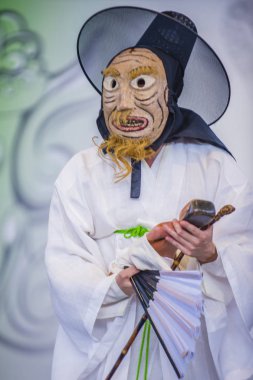 Andong, Kore - Ekim 01: traditinal Andong Güney Kore, Kore Maskdance üzerinde 01 Ekim 2018 gerçekleştirme aktör, Maskdance Festivali Andong içinde her yıl düzenlenen