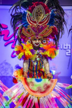 Andong, Kore - Ekim 01: Filipino dansçı Bacolod Festivali Maskdance festivalinde gerçekleştirmek Masskara üzerinde 01 Ekim 2018 Andong Güney Kore'de düzenlenen