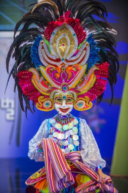 Andong, Kore - Ekim 01: Filipino dansçı Bacolod Festivali Maskdance festivalinde gerçekleştirmek Masskara üzerinde 01 Ekim 2018 Andong Güney Kore'de düzenlenen