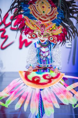 Andong, Kore - Ekim 01: Filipino dansçı Bacolod Festivali Maskdance festivalinde gerçekleştirmek Masskara üzerinde 01 Ekim 2018 Andong Güney Kore'de düzenlenen