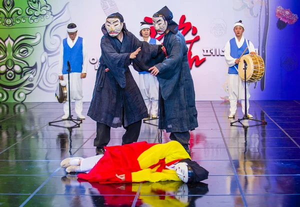 安東市 2018 日に民家安東韓国で韓国東国際仮面舞を実行するアクターの東国際仮面舞フェスティバル安東で毎年開催 — ストック写真