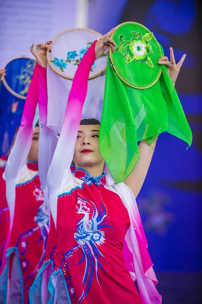 Andong, Kore - Ekim 01: Üzerinde 01 Ekim 2018 Andong Güney Kore'de düzenlenen Maskdance Festivali Çin dansçılar gerçekleştirmek