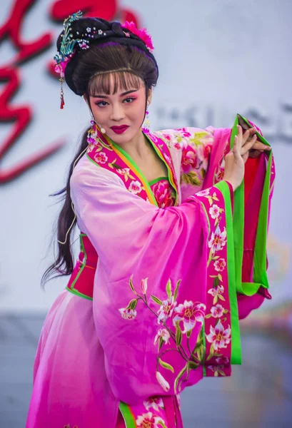 南韩安东 10月01日 中国舞者在2018年10月1日在韩国安东举行的马斯跳节上表演 — 图库照片