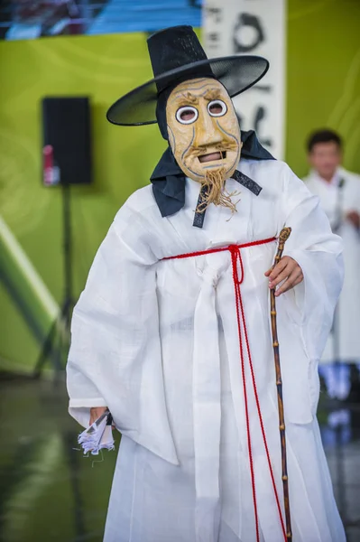 Andong, Kore - Ekim 01: traditinal Andong Güney Kore, Kore Maskdance üzerinde 01 Ekim 2018 gerçekleştirme aktör, Maskdance Festivali Andong içinde her yıl düzenlenen