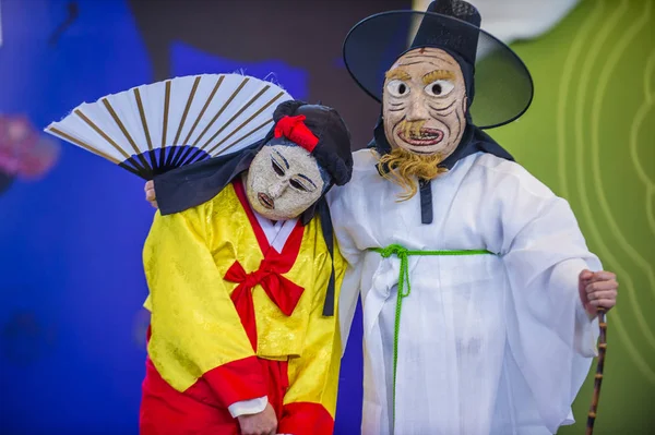 Andong, Kore - Ekim 01: traditinal Andong Güney Kore, Kore Maskdance üzerinde 01 Ekim 2018 gerçekleştirme aktörler, Maskdance Festivali Andong içinde her yıl düzenlenen