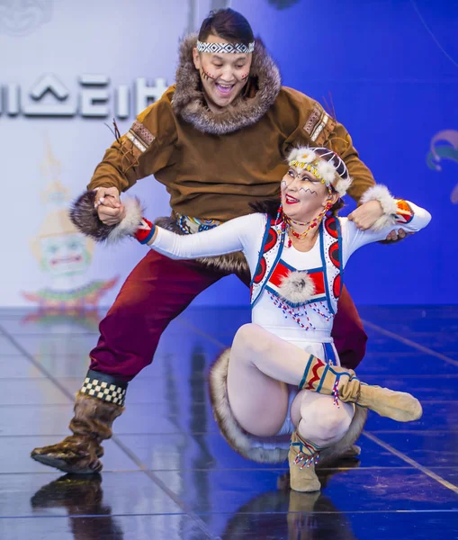 南湾安东 10月02日 来自俄罗斯北部雅库特民间合唱团古伦的舞者在2018年10月2日在韩国安东举行的马斯克舞节上表演 — 图库照片