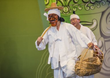 Andong, Kore - Ekim 02: Kore Halk dansçılar Andong Güney Kore'de Maskdance Festivali'nde üzerinde 02 Ekim 2018 gerçekleştirmek