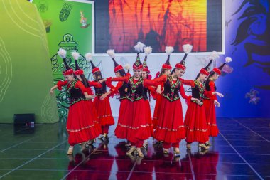 Andong, Kore - Ekim 01: Örnek koreografik Ensemble Sholpan gelen dansçılar üzerinde 01 Ekim 2018 Andong Güney Kore'de düzenlenen Maskdance festivalinde gerçekleştirmek