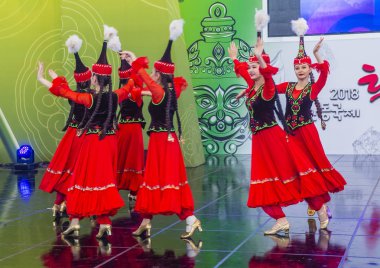 Andong, Kore - Ekim 01: Örnek koreografik Ensemble Sholpan gelen dansçılar üzerinde 01 Ekim 2018 Andong Güney Kore'de düzenlenen Maskdance festivalinde gerçekleştirmek
