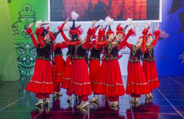 Andong, Kore - Ekim 01: Örnek koreografik Ensemble Sholpan gelen dansçılar üzerinde 01 Ekim 2018 Andong Güney Kore'de düzenlenen Maskdance festivalinde gerçekleştirmek