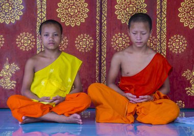 Luang Prabang, Laos - 12 Ağustos 2018: Acemi rahipler Luang Prabang Laos üzerinde 12 Ağustos 2018. Bu yaklaşık 1 içinde 3 erkek Laotians bir manastır en azından bir süre için katılmak tahmin edilmektedir
