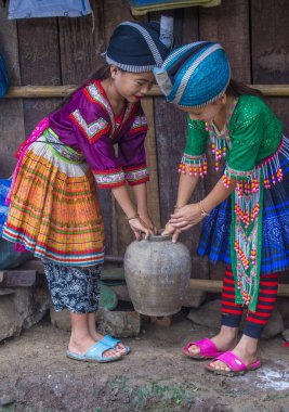 Bam Na Ouan, Laos - Ağustos 13: Bam Na Ouan köyü Laos üzerinde 13 Ağustos 2018 Hmong azınlıkta kızlardan. Hmong azınlık Laos 49 etnik gruplarından biridir 