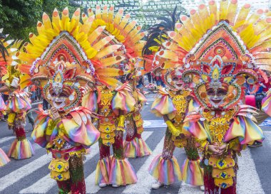 Bacolod, Filipinler - Ekim 28: Katılımcılar üzerinde 28 Ekim 2018 Bacolod Filipinler Masskara Festivali. Ekim ayının dördüncü her Pazar günü düzenlenen bir yıllık festival Masskara olduğunu