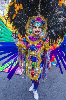 Bacolod, Filipinler - Ekim 28: Katılımcı Bacolod Filipinler üzerinde 28 Ekim 2018 Masskara Festivali. Ekim ayının dördüncü her Pazar günü düzenlenen bir yıllık festival Masskara olduğunu