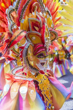 Bacolod, Filipinler - Ekim 28: Katılımcı Bacolod Filipinler üzerinde 28 Ekim 2018 Masskara Festivali. Ekim ayının dördüncü her Pazar günü düzenlenen bir yıllık festival Masskara olduğunu
