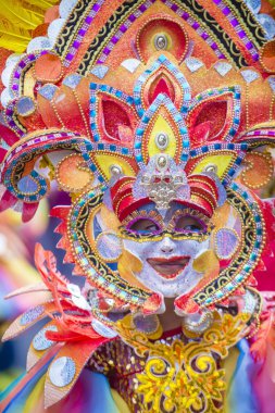 Bacolod, Filipinler - Ekim 28: Katılımcı Bacolod Filipinler üzerinde 28 Ekim 2018 Masskara Festivali. Ekim ayının dördüncü her Pazar günü düzenlenen bir yıllık festival Masskara olduğunu