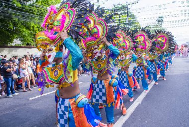 Bacolod, Filipinler - Ekim 28: Katılımcılar üzerinde 28 Ekim 2018 Bacolod Filipinler Masskara Festivali. Ekim ayının dördüncü her Pazar günü düzenlenen bir yıllık festival Masskara olduğunu