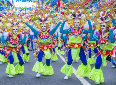 Bacolod, Filipinler - Ekim 28: Katılımcılar üzerinde 28 Ekim 2018 Bacolod Filipinler Masskara Festivali. Ekim ayının dördüncü her Pazar günü düzenlenen bir yıllık festival Masskara olduğunu