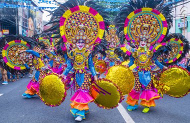 Bacolod, Filipinler - Ekim 28: Katılımcılar üzerinde 28 Ekim 2018 Bacolod Filipinler Masskara Festivali. Ekim ayının dördüncü her Pazar günü düzenlenen bir yıllık festival Masskara olduğunu
