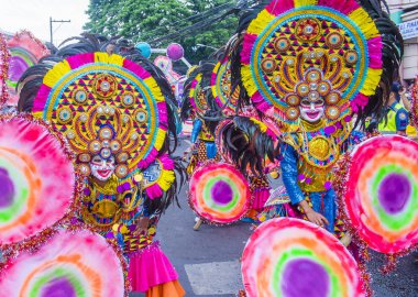Bacolod, Filipinler - Ekim 28: Katılımcılar üzerinde 28 Ekim 2018 Bacolod Filipinler Masskara Festivali. Ekim ayının dördüncü her Pazar günü düzenlenen bir yıllık festival Masskara olduğunu