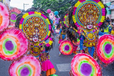 Bacolod, Filipinler - Ekim 28: Katılımcılar üzerinde 28 Ekim 2018 Bacolod Filipinler Masskara Festivali. Ekim ayının dördüncü her Pazar günü düzenlenen bir yıllık festival Masskara olduğunu