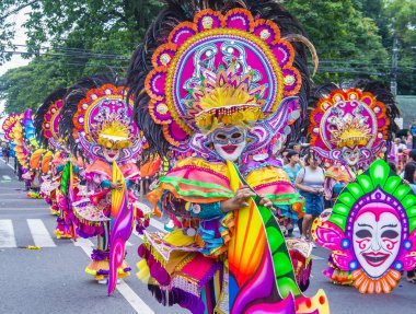 Bacolod, Filipinler - Ekim 28: Katılımcılar üzerinde 28 Ekim 2018 Bacolod Filipinler Masskara Festivali. Ekim ayının dördüncü her Pazar günü düzenlenen bir yıllık festival Masskara olduğunu