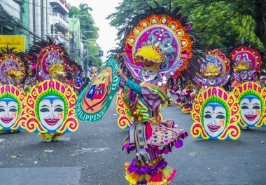 Bacolod, Filipinler - Ekim 28: Katılımcılar üzerinde 28 Ekim 2018 Bacolod Filipinler Masskara Festivali. Ekim ayının dördüncü her Pazar günü düzenlenen bir yıllık festival Masskara olduğunu