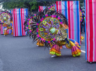Bacolod, Filipinler - Ekim 28: Katılımcılar üzerinde 28 Ekim 2018 Bacolod Filipinler Masskara Festivali. Ekim ayının dördüncü her Pazar günü düzenlenen bir yıllık festival Masskara olduğunu