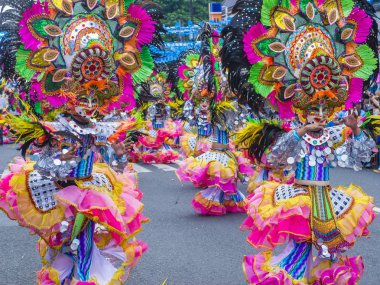 Bacolod, Filipinler - Ekim 28: Katılımcılar üzerinde 28 Ekim 2018 Bacolod Filipinler Masskara Festivali. Ekim ayının dördüncü her Pazar günü düzenlenen bir yıllık festival Masskara olduğunu