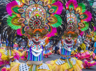 Bacolod, Filipinler - Ekim 28: Katılımcılar üzerinde 28 Ekim 2018 Bacolod Filipinler Masskara Festivali. Ekim ayının dördüncü her Pazar günü düzenlenen bir yıllık festival Masskara olduğunu