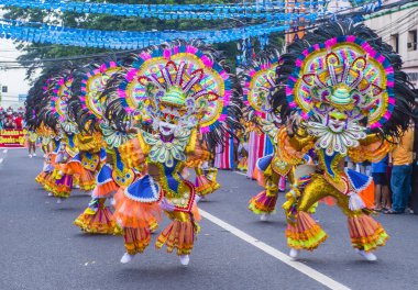 Bacolod, Filipinler - Ekim 28: Katılımcılar üzerinde 28 Ekim 2018 Bacolod Filipinler Masskara Festivali. Ekim ayının dördüncü her Pazar günü düzenlenen bir yıllık festival Masskara olduğunu