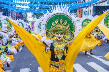 Bacolod, Filipinler - Ekim 28: Katılımcılar üzerinde 28 Ekim 2018 Bacolod Filipinler Masskara Festivali. Ekim ayının dördüncü her Pazar günü düzenlenen bir yıllık festival Masskara olduğunu