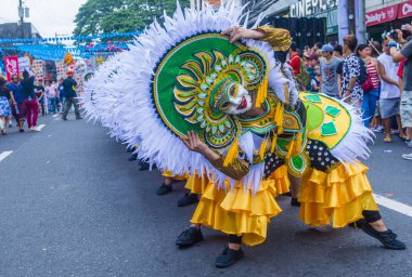 Bacolod, Filipinler - Ekim 28: Katılımcılar üzerinde 28 Ekim 2018 Bacolod Filipinler Masskara Festivali. Ekim ayının dördüncü her Pazar günü düzenlenen bir yıllık festival Masskara olduğunu
