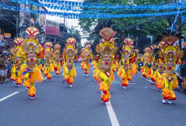 Bacolod, Filipinler - Ekim 28: Katılımcılar üzerinde 28 Ekim 2018 Bacolod Filipinler Masskara Festivali. Ekim ayının dördüncü her Pazar günü düzenlenen bir yıllık festival Masskara olduğunu