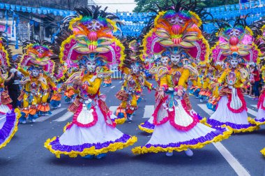 Bacolod, Filipinler - Ekim 28: Katılımcılar üzerinde 28 Ekim 2018 Bacolod Filipinler Masskara Festivali. Ekim ayının dördüncü her Pazar günü düzenlenen bir yıllık festival Masskara olduğunu