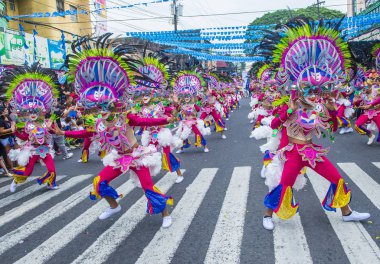 Bacolod, Filipinler - Ekim 28: Katılımcılar üzerinde 28 Ekim 2018 Bacolod Filipinler Masskara Festivali. Ekim ayının dördüncü her Pazar günü düzenlenen bir yıllık festival Masskara olduğunu