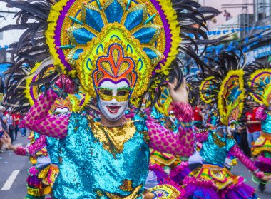 Bacolod, Filipinler - Ekim 28: Katılımcılar üzerinde 28 Ekim 2018 Bacolod Filipinler Masskara Festivali. Ekim ayının dördüncü her Pazar günü düzenlenen bir yıllık festival Masskara olduğunu