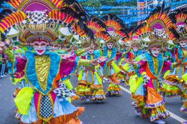 Bacolod, Filipinler - Ekim 28: Katılımcılar üzerinde 28 Ekim 2018 Bacolod Filipinler Masskara Festivali. Ekim ayının dördüncü her Pazar günü düzenlenen bir yıllık festival Masskara olduğunu