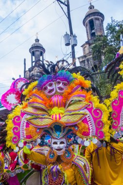 Bacolod, Filipinler - Ekim 28: Katılımcı Bacolod Filipinler üzerinde 28 Ekim 2018 Masskara Festivali. Ekim ayının dördüncü her Pazar günü düzenlenen bir yıllık festival Masskara olduğunu