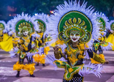 Bacolod, Filipinler - Ekim 28: Katılımcılar üzerinde 28 Ekim 2018 Bacolod Filipinler Masskara Festivali. Ekim ayının dördüncü her Pazar günü düzenlenen bir yıllık festival Masskara olduğunu